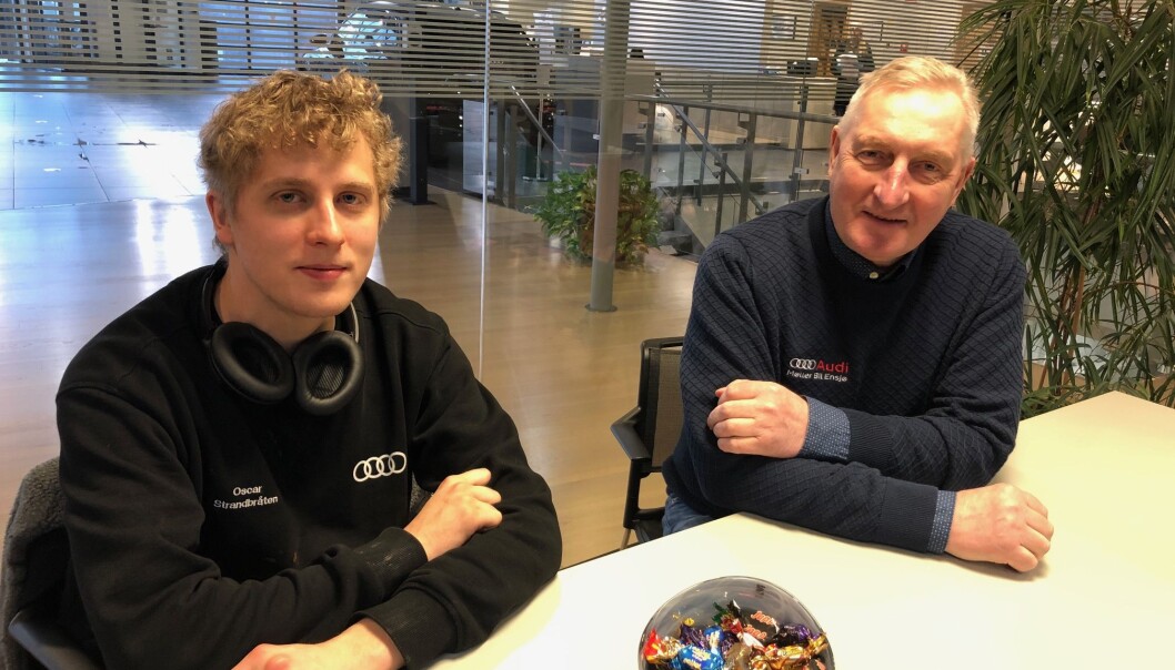 <span class=" font-weight-bold" data-lab-font_weight_desktop="font-weight-bold">FORNØYD: </span>Sjefen til Oscar på Møller Bil Ensjø, Jon Meiner, er strålende fornøyd med å ha fått en mann med Oscars kompetanse inn i staben. <span class=" font-weight-bold" data-lab-font_weight_desktop="font-weight-bold">FORNØYD: </span>Sjefen til Oscar på Møller Bil Ensjø, Jon Meiner, er strålende fornøyd med å ha fått en mann med Oscars kompetanse inn i staben.