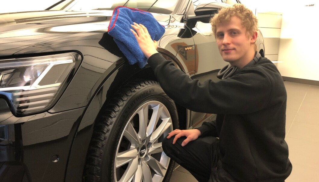 <span class=" font-weight-bold" data-lab-font_weight_desktop="font-weight-bold">BLANK: </span>Oscar stortrives når han kan få biler til å skinne litt ekstra, som denne Audi e-tron. <span class=" font-weight-bold" data-lab-font_weight_desktop="font-weight-bold">BLANK: </span>Oscar stortrives når han kan få biler til å skinne litt ekstra, som denne Audi e-tron.