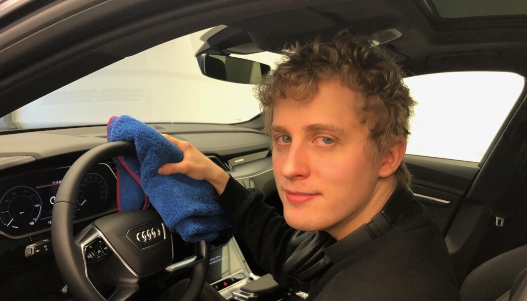 STYRER SELV: Oscar Strandbråten er strålende fornøyd med å kunne stå på egne bein i arbeidslivet. STYRER SELV: Oscar Strandbråten er strålende fornøyd med å kunne stå på egne bein i arbeidslivet.