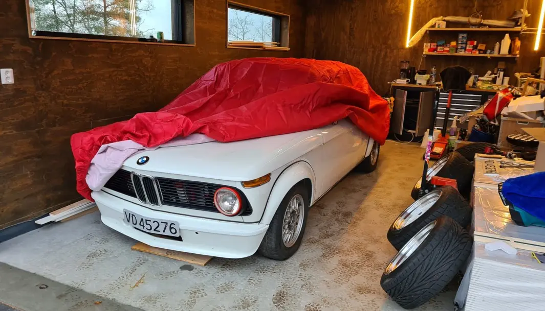 <span class="font-weight-bold" data-lab-font_weight_desktop="font-weight-bold">NISSELUE:</span> Christian Røren kommer i julestemning med rød lue på «nissen på låven», eller garasjen. Hans BMW 2002 får godt stell hele året, også gjennom høytiden. <span class="font-weight-bold" data-lab-font_weight_desktop="font-weight-bold">NISSELUE:</span> Christian Røren kommer i julestemning med rød lue på «nissen på låven», eller garasjen. Hans BMW 2002 får godt stell hele året, også gjennom høytiden.