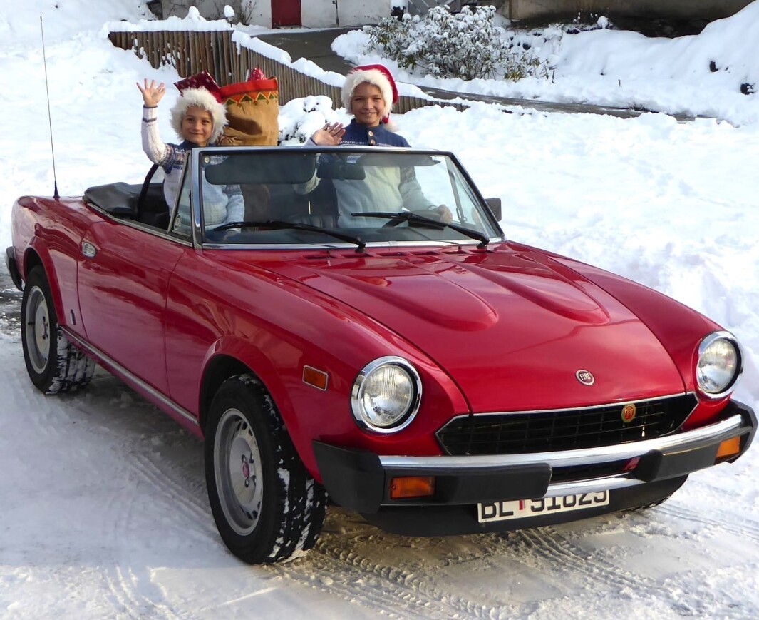 <span class="font-weight-bold" data-lab-font_weight_desktop="font-weight-bold">ENDELIG HJUL: </span>Fiat-eier Kai Atle Myrvang pynter bilen med lysene sine: barnebarna (fra venstre) Alexander og Mathias – samt en solid nissesekk med godt innpakkede gaver og (kanskje?) godterier. <span class="font-weight-bold" data-lab-font_weight_desktop="font-weight-bold">ENDELIG HJUL: </span>Fiat-eier Kai Atle Myrvang pynter bilen med lysene sine: barnebarna (fra venstre) Alexander og Mathias – samt en solid nissesekk med godt innpakkede gaver og (kanskje?) godterier.