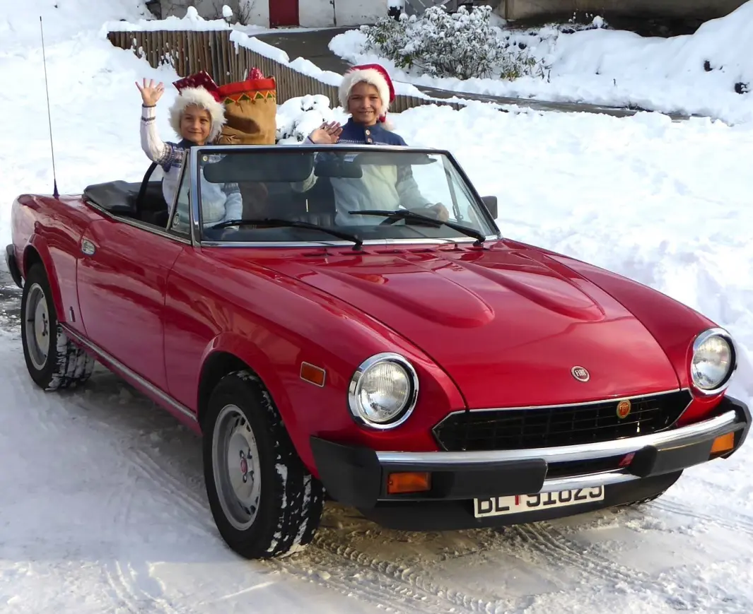 <span class="font-weight-bold" data-lab-font_weight_desktop="font-weight-bold">ENDELIG HJUL: </span>Fiat-eier Kai Atle Myrvang pynter bilen med lysene sine: barnebarna (fra venstre) Alexander og Mathias – samt en solid nissesekk med godt innpakkede gaver og (kanskje?) godterier. <span class="font-weight-bold" data-lab-font_weight_desktop="font-weight-bold">ENDELIG HJUL: </span>Fiat-eier Kai Atle Myrvang pynter bilen med lysene sine: barnebarna (fra venstre) Alexander og Mathias – samt en solid nissesekk med godt innpakkede gaver og (kanskje?) godterier.