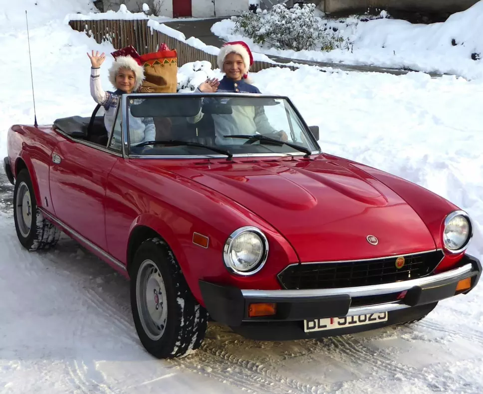 ENDELIG HJUL: Fiat-eier Kai Atle Myrvang pynter bilen med lysene sine: barnebarna (fra venstre) Alexander og Mathias – samt en solid nissesekk med godt innpakkede gaver og (kanskje?) godterier.