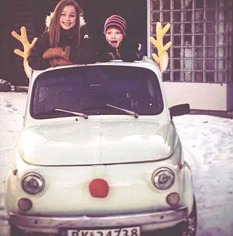 <span class="font-weight-bold" data-lab-font_weight_desktop="font-weight-bold">RØD NESE:</span> Kjersti Moan ba barna stille til fotografering da hun fikk ideen til en bensinversjon av reinsdyret Rudolf. <span class="font-weight-bold" data-lab-font_weight_desktop="font-weight-bold">RØD NESE:</span> Kjersti Moan ba barna stille til fotografering da hun fikk ideen til en bensinversjon av reinsdyret Rudolf.