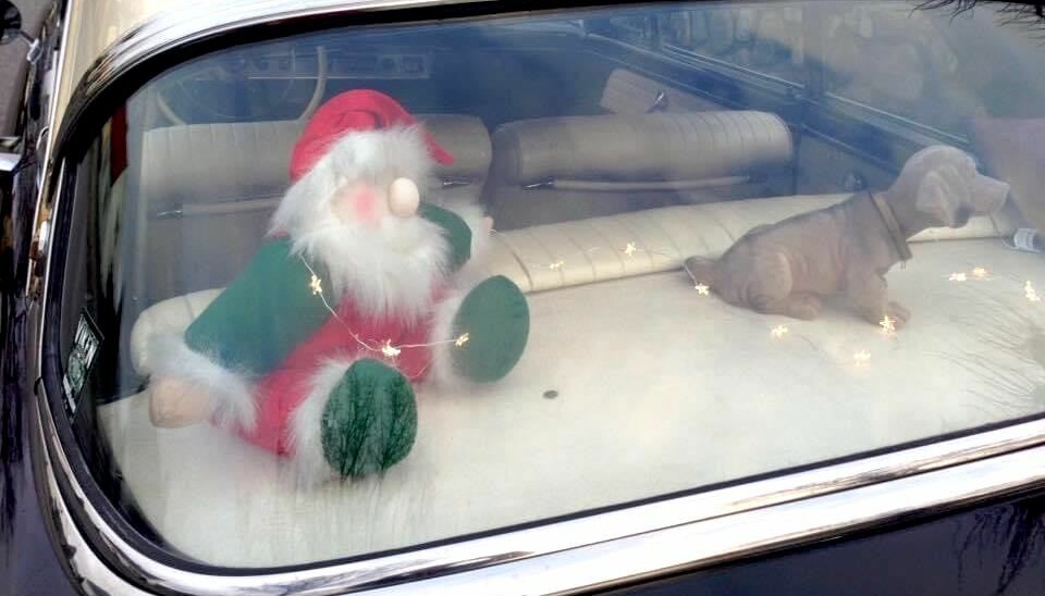 NISSEHYLLE: Tormod Magelssen liker vanligvis å holde bilen ren for pyntegjenstander – men gjør et unntak for jula.
