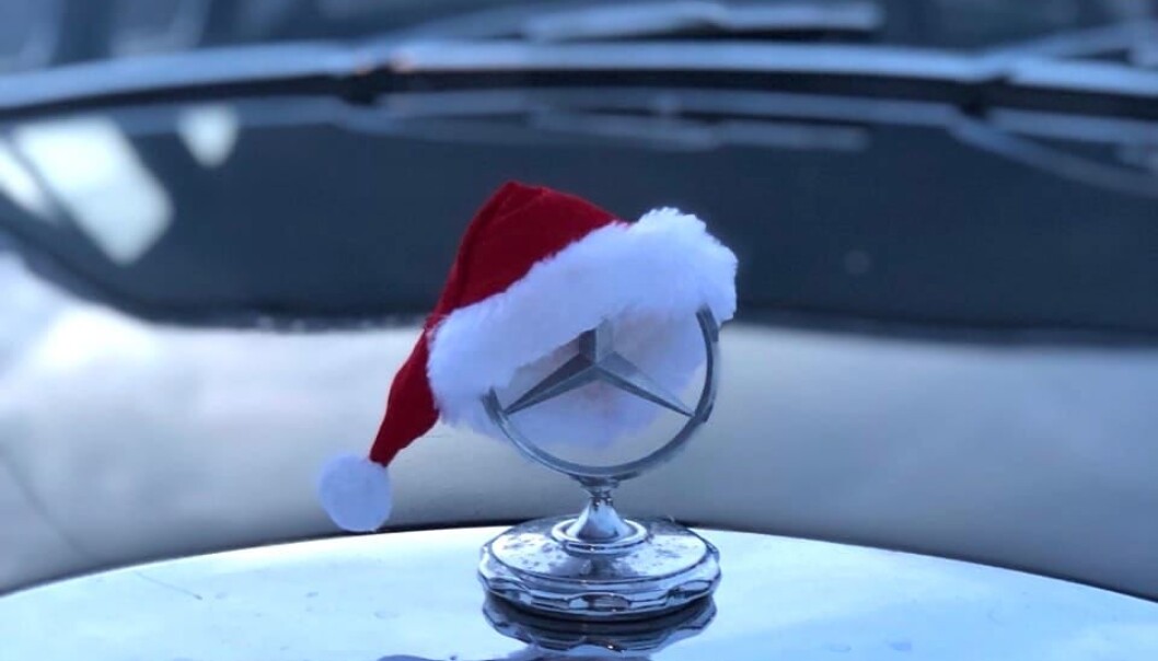<span class="font-weight-bold" data-lab-font_weight_desktop="font-weight-bold">JULESTJERNA: </span>Per Gunnar Søreng mener Mercedes-stjernen framstår noe varmere med nisselua, men det var datteren som fikk ideen. Foto: Magdalena Therese Fosshaug. <span class="font-weight-bold" data-lab-font_weight_desktop="font-weight-bold">JULESTJERNA: </span>Per Gunnar Søreng mener Mercedes-stjernen framstår noe varmere med nisselua, men det var datteren som fikk ideen. Foto: Magdalena Therese Fosshaug.