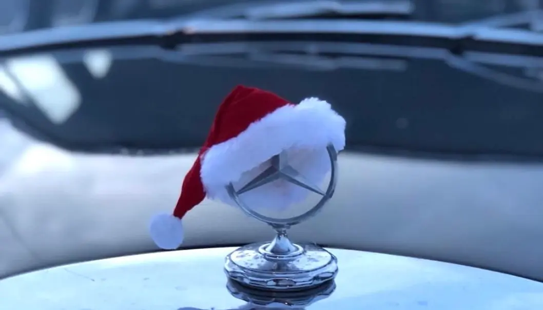 <span class="font-weight-bold" data-lab-font_weight_desktop="font-weight-bold">JULESTJERNA: </span>Per Gunnar Søreng mener Mercedes-stjernen framstår noe varmere med nisselua, men det var datteren som fikk ideen. Foto: Magdalena Therese Fosshaug. <span class="font-weight-bold" data-lab-font_weight_desktop="font-weight-bold">JULESTJERNA: </span>Per Gunnar Søreng mener Mercedes-stjernen framstår noe varmere med nisselua, men det var datteren som fikk ideen. Foto: Magdalena Therese Fosshaug.