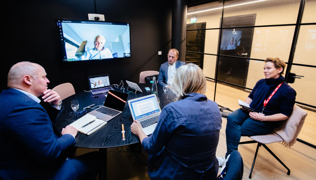 <span class="font-weight-bold" data-lab-font_weight_desktop="font-weight-bold">RUNDT KORONA-BORDET:</span> NAF-direktør Stig Skjøstad (t.v.), prosjektdirektør Øystein Herland i Volvo (via videolink), Peter Raaum i Motor, VGs biljounalist Hanne Hattrem og redaktør Lina Schøyen i Motor (med ryggen til). <span class="font-weight-bold" data-lab-font_weight_desktop="font-weight-bold">RUNDT KORONA-BORDET:</span> NAF-direktør Stig Skjøstad (t.v.), prosjektdirektør Øystein Herland i Volvo (via videolink), Peter Raaum i Motor, VGs biljounalist Hanne Hattrem og redaktør Lina Schøyen i Motor (med ryggen til).