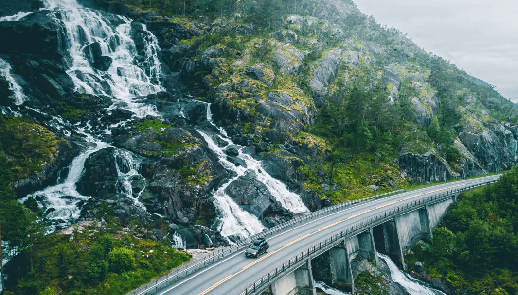 NORSKTOPPEN: E134 passerer over Langfossen i Etne, et av Norges høyeste fossefall (612 meter). NORSKTOPPEN: E134 passerer over Langfossen i Etne, et av Norges høyeste fossefall (612 meter).
