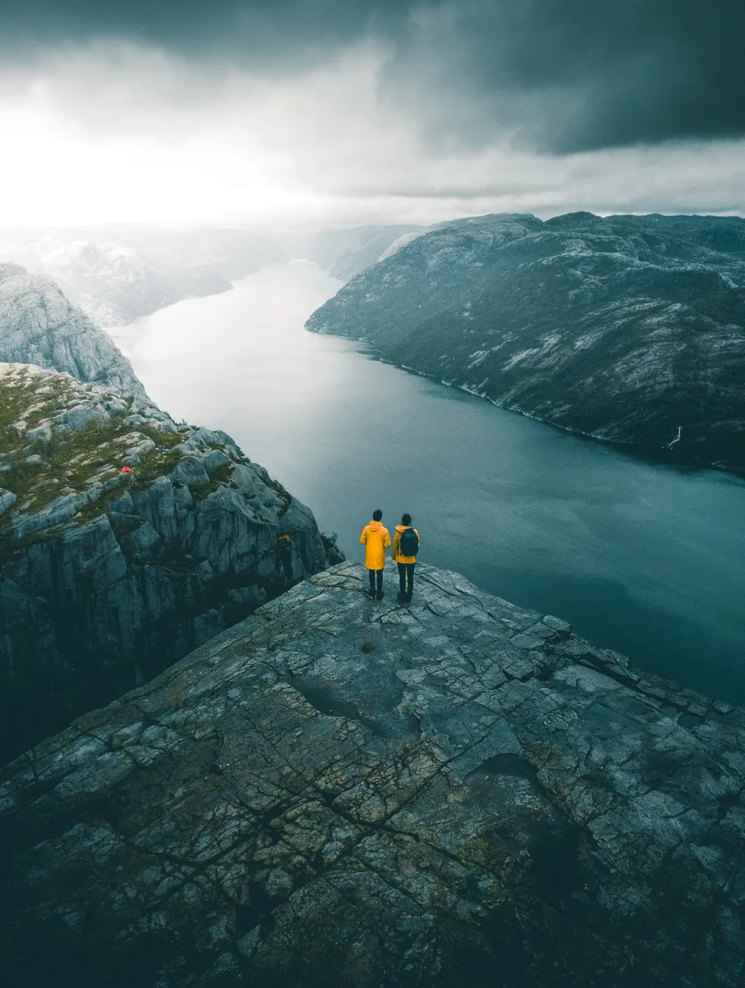 <span class="font-weight-bold" data-lab-font_weight_desktop="font-weight-bold">OVERNATTET:</span> Da gjengen fra Tyskland overnattet på Prekestolen, for å kunne ta bilder uten for mange mennesker, opplevde de sol og regn – og tåke som kom sigende inn fjorden. <span class="font-weight-bold" data-lab-font_weight_desktop="font-weight-bold">OVERNATTET:</span> Da gjengen fra Tyskland overnattet på Prekestolen, for å kunne ta bilder uten for mange mennesker, opplevde de sol og regn – og tåke som kom sigende inn fjorden.
