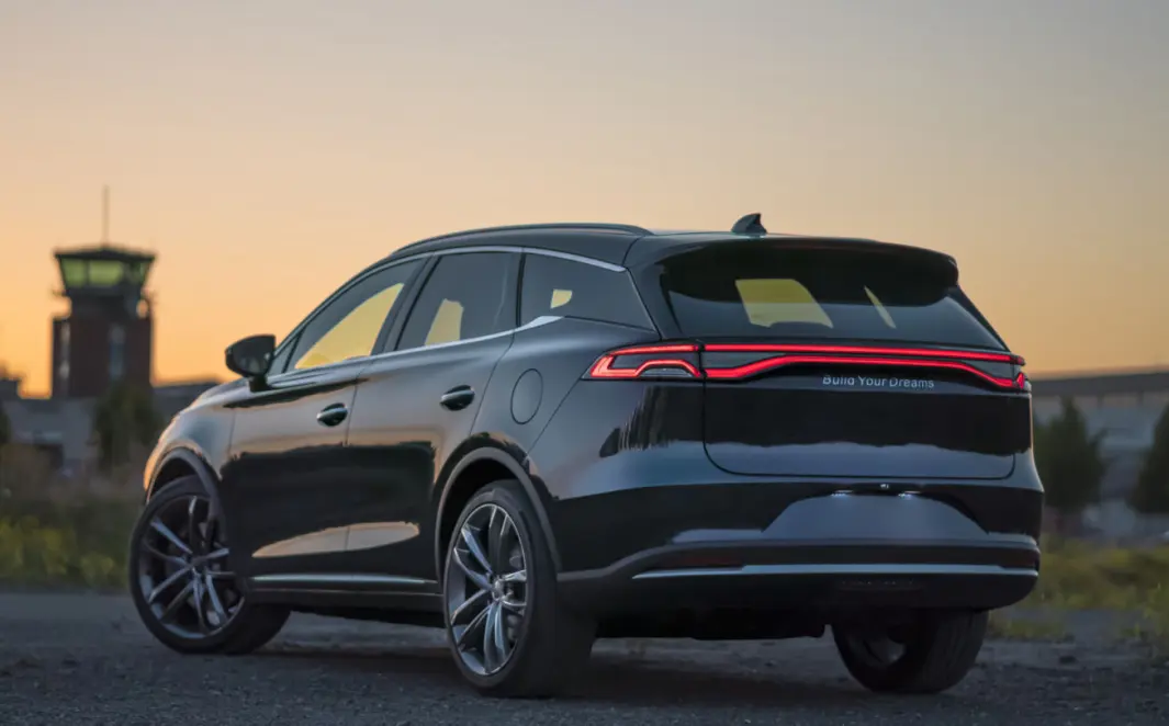 <span class=" font-weight-bold" data-lab-font_weight_desktop="font-weight-bold">STOR: </span>Dimensjonene er nesten identiske med Audi e-tron. Men BYD har satt av plass til to ekstra seter i bagasjerommet. <span class=" font-weight-bold" data-lab-font_weight_desktop="font-weight-bold">STOR: </span>Dimensjonene er nesten identiske med Audi e-tron. Men BYD har satt av plass til to ekstra seter i bagasjerommet.