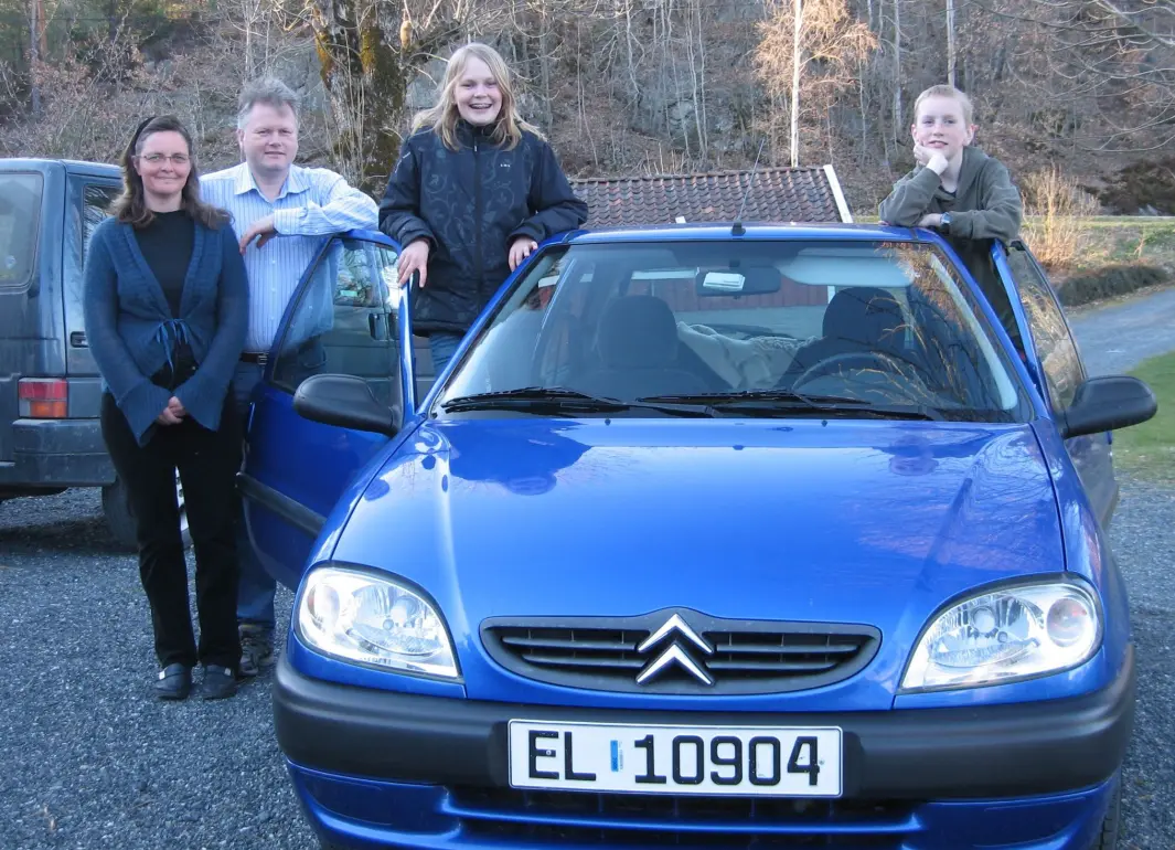 STRØMSPARER: Grimstad-familien Austefjord på vei til elbil-treff i 2008, arrangert av nettportalen evguide.nu. Fra venstre Torunn, Gaute, Birgitte og August. STRØMSPARER: Grimstad-familien Austefjord på vei til elbil-treff i 2008, arrangert av nettportalen evguide.nu. Fra venstre Torunn, Gaute, Birgitte og August.