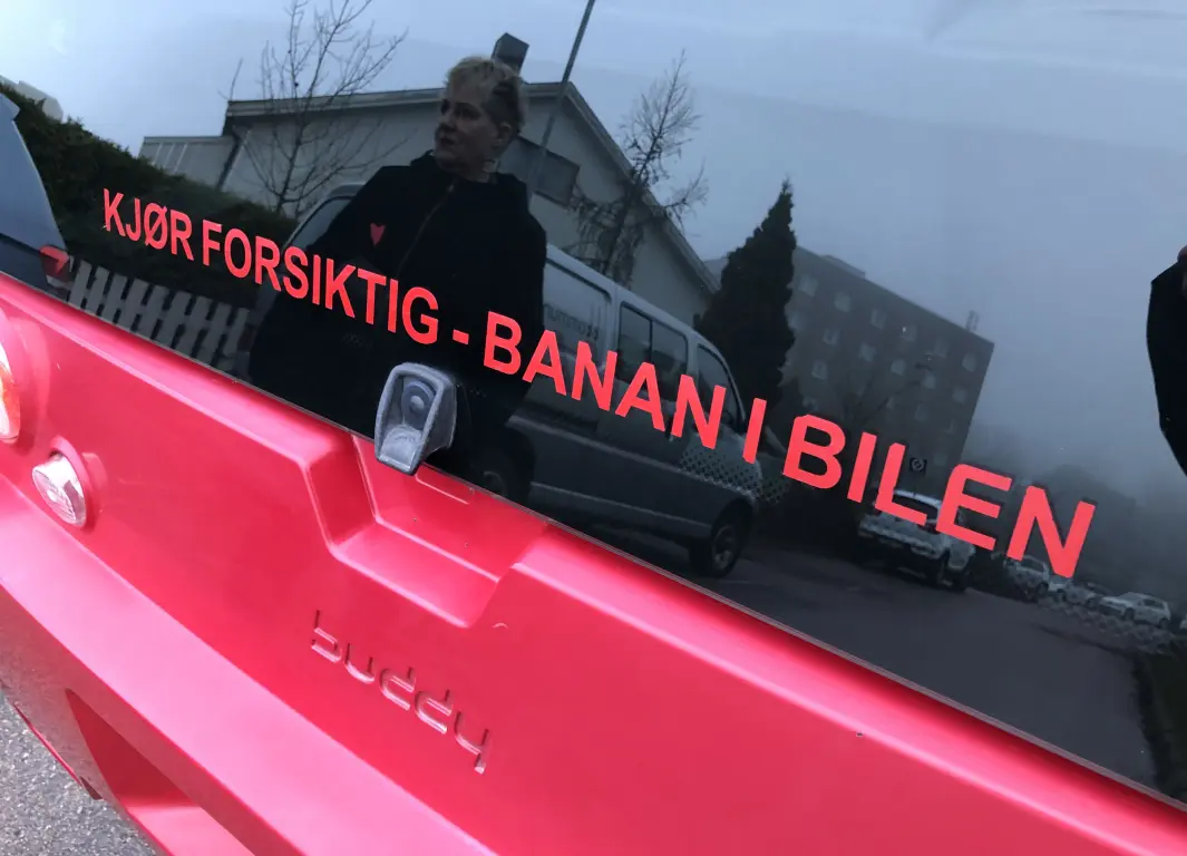 <span class="font-weight-bold" data-lab-font_weight_desktop="font-weight-bold">BANANAS: </span>Randi Kveine og Gisle Erlien har barna ute av redet, men elbilen er fortsatt som et familiemedlem. <span class="font-weight-bold" data-lab-font_weight_desktop="font-weight-bold">BANANAS: </span>Randi Kveine og Gisle Erlien har barna ute av redet, men elbilen er fortsatt som et familiemedlem.