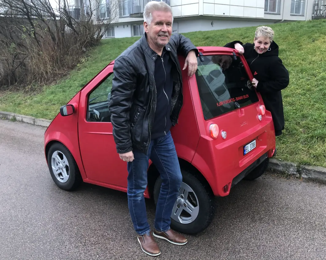 <span class="font-weight-bold" data-lab-font_weight_desktop="font-weight-bold">MOTSTRØMS:</span> Gisle Erlien og Randi Kveine har holdt fast ved Buddy-bilene med beskjeden rekkevidde mens tusenvis av mordmenn har investert i Tesla. <span class="font-weight-bold" data-lab-font_weight_desktop="font-weight-bold">MOTSTRØMS:</span> Gisle Erlien og Randi Kveine har holdt fast ved Buddy-bilene med beskjeden rekkevidde mens tusenvis av mordmenn har investert i Tesla.