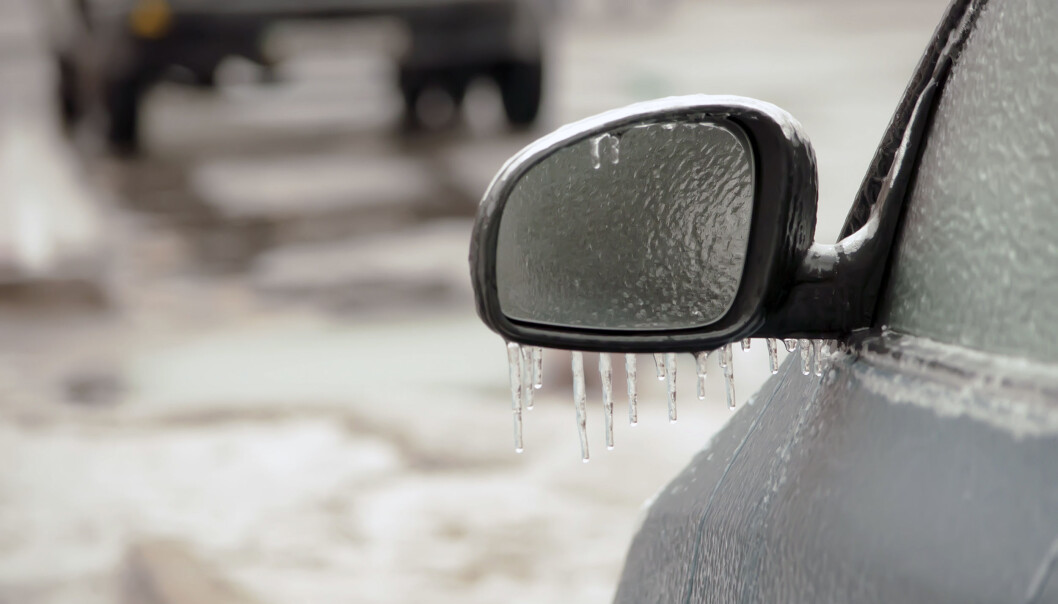 ADVARSEL: Hvis du sklir på vei til bilen og den er dekket av et tynt islag, er det et tegn på at det er glatte veier. ADVARSEL: Hvis du sklir på vei til bilen og den er dekket av et tynt islag, er det et tegn på at det er glatte veier.