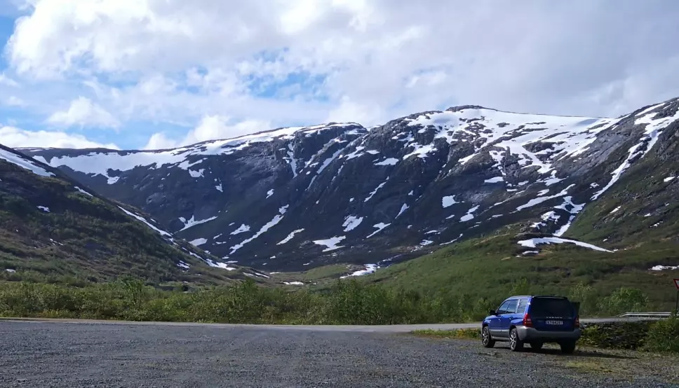 ALDRI ALENE: Den mektige naturen på Helgeland får et hvert åk til å virke knøtt, men Subaru Forester kommer seg i hvert fall fram.