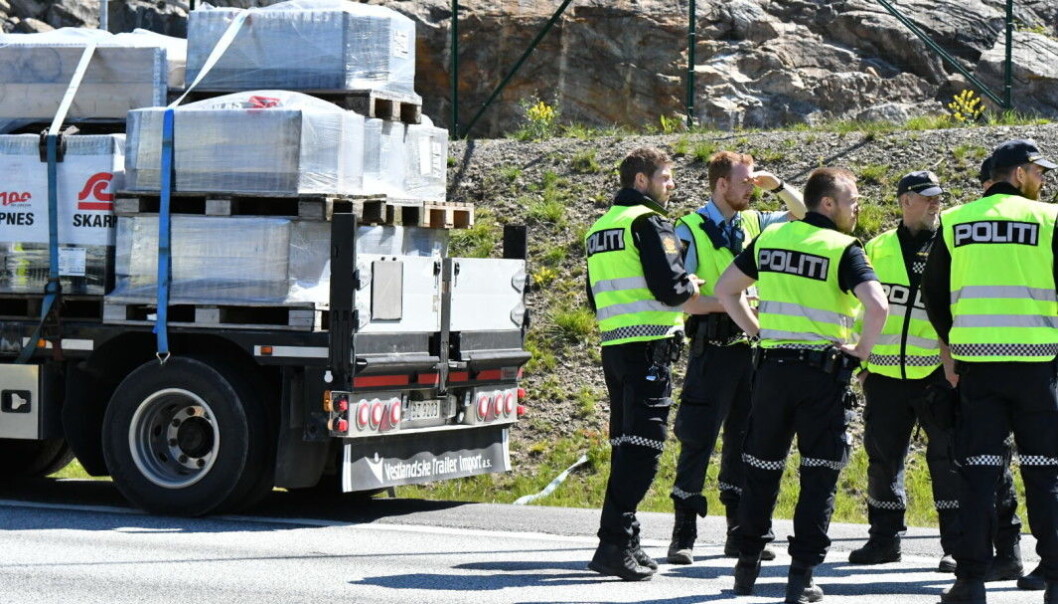 GRANSKING: Politiet på ulykkesstedet langs E18 i sommer. GRANSKING: Politiet på ulykkesstedet langs E18 i sommer.