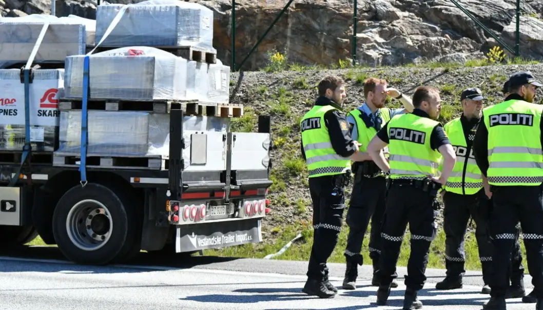 GRANSKING: Politiet på ulykkesstedet langs E18 i sommer. GRANSKING: Politiet på ulykkesstedet langs E18 i sommer.