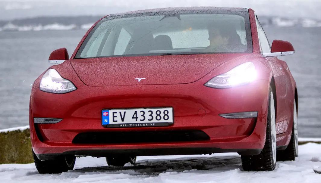 EN HÅRSBREDD FORAN: Tesla Model 3 klarte på årets siste dag å passere VW ID.3 på registreringsstatistikken og ta sølvmedaljen for 2020 EN HÅRSBREDD FORAN: Tesla Model 3 klarte på årets siste dag å passere VW ID.3 på registreringsstatistikken og ta sølvmedaljen for 2020