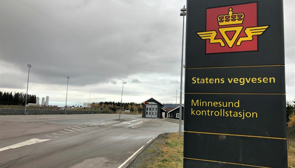 TOMT: På den store kontrollstasjonen på Minnesund, langs motorveien mellom Oslo og Hamar, er det nesten aldri kontroller av personbiler.