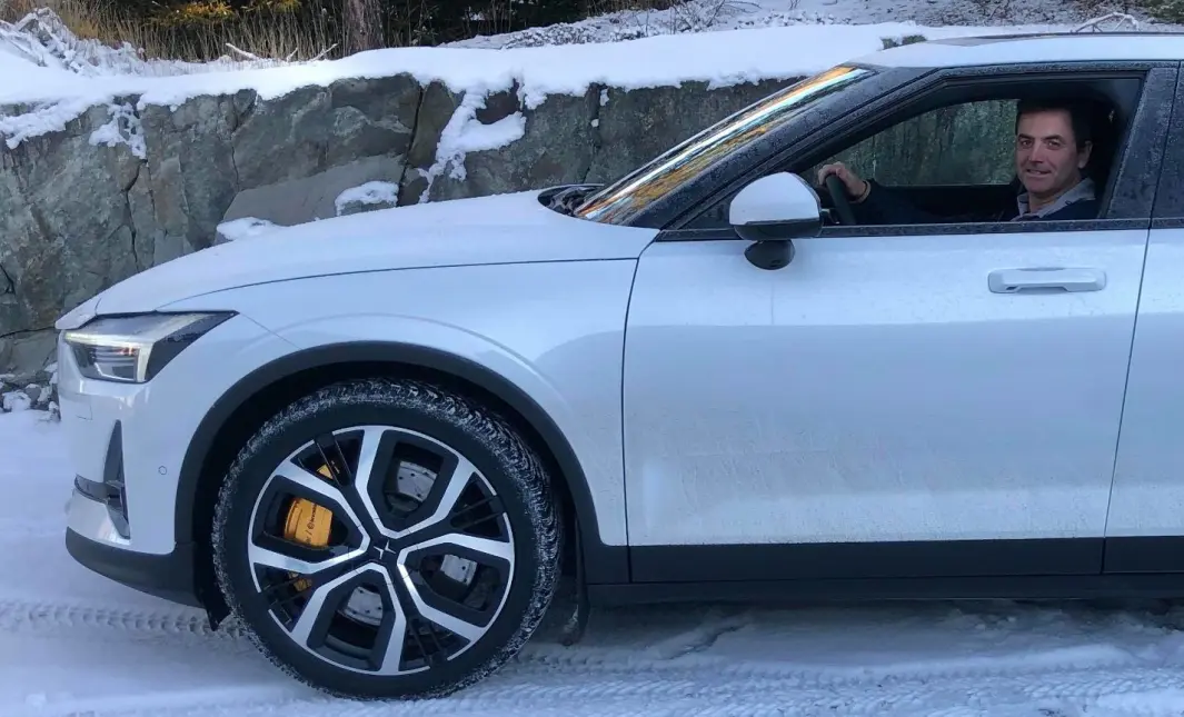 <span class="font-weight-bold" data-lab-font_weight_desktop="font-weight-bold">INN FRA SIDEN:</span> Notodden-mannen Ivar Thomle Hoelsæter liker at Polestar kom inn fra sidelinjen og at bilene har blitt et solid alternativ til Tesla og dets like. Sine tre, klassiske bensintørste Porscher beholder han likefullt. <span class="font-weight-bold" data-lab-font_weight_desktop="font-weight-bold">INN FRA SIDEN:</span> Notodden-mannen Ivar Thomle Hoelsæter liker at Polestar kom inn fra sidelinjen og at bilene har blitt et solid alternativ til Tesla og dets like. Sine tre, klassiske bensintørste Porscher beholder han likefullt.