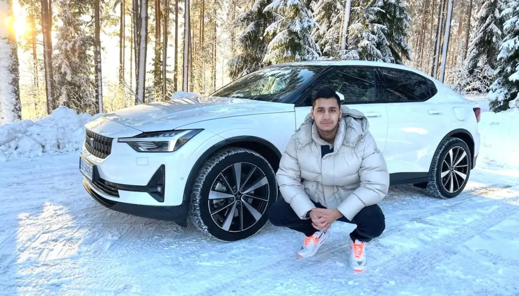 <span class="font-weight-bold" data-lab-font_weight_desktop="font-weight-bold">YOGABILEN: </span>Robin Singh i Mjøndalen synes materialvalg og kvalitet skaper en indre ro i cockpiten i Polestar 2. <span class="font-weight-bold" data-lab-font_weight_desktop="font-weight-bold">YOGABILEN: </span>Robin Singh i Mjøndalen synes materialvalg og kvalitet skaper en indre ro i cockpiten i Polestar 2.