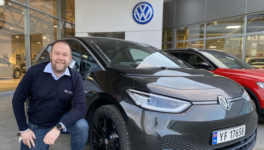 SJEKK SKILTET: Daglig leder Fredrik Torbjørnsen hos Sulland i Bodø med en VW ID.3. SJEKK SKILTET: Daglig leder Fredrik Torbjørnsen hos Sulland i Bodø med en VW ID.3.