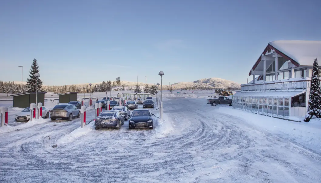 <span class=" font-weight-bold" data-lab-font_weight_desktop="font-weight-bold">KALDT:</span> Det kan være en lidelse å lade ute i en kald norsk vinter, selv med smidig Tesla-lading, som her på Nebbenes. <span class=" font-weight-bold" data-lab-font_weight_desktop="font-weight-bold">KALDT:</span> Det kan være en lidelse å lade ute i en kald norsk vinter, selv med smidig Tesla-lading, som her på Nebbenes.