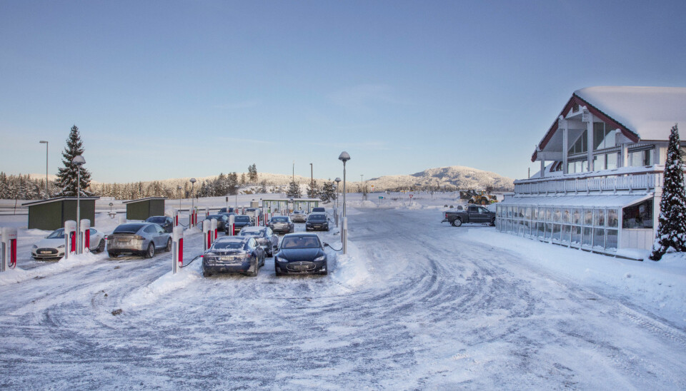 KALDT: Det kan være en lidelse å lade ute i en kald norsk vinter, selv med smidig Tesla-lading, som her på Nebbenes.