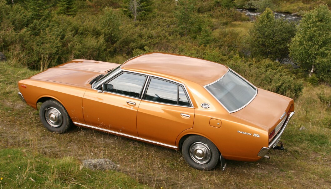 <span class="font-weight-bold" data-lab-font_weight_desktop="font-weight-bold">GARASJEGULL:</span> Kjetil Rannstad synes Datsun 200L er et gildt skue fra absolutt alle vinkler – og blir knapt lei kjøreturer med fotografering. <span class="font-weight-bold" data-lab-font_weight_desktop="font-weight-bold">GARASJEGULL:</span> Kjetil Rannstad synes Datsun 200L er et gildt skue fra absolutt alle vinkler – og blir knapt lei kjøreturer med fotografering.