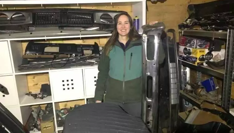 DELEDRONNING: Monica Weltzin Pedersen på sitt private Datsun delelager – hjemme i Aurskog i Akershus