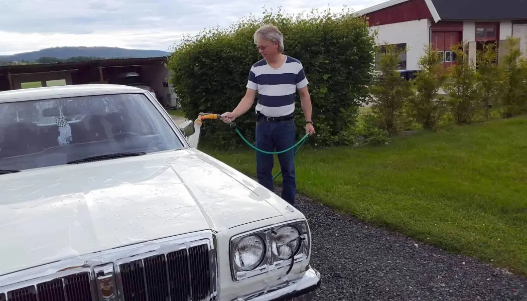 <span class="font-weight-bold" data-lab-font_weight_desktop="font-weight-bold">VASKEDAG:</span> Hans Petter Skulstad med Datsun 200L, årgang 1977. For sønnen til en av landets tidligere store Datsun-forhandlere er bilen en slags ustoppelig evighetsmaskin. <span class="font-weight-bold" data-lab-font_weight_desktop="font-weight-bold">VASKEDAG:</span> Hans Petter Skulstad med Datsun 200L, årgang 1977. For sønnen til en av landets tidligere store Datsun-forhandlere er bilen en slags ustoppelig evighetsmaskin.