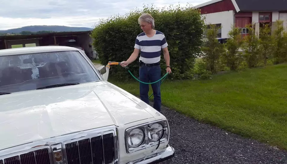 VASKEDAG: Hans Petter Skulstad med Datsun 200L, årgang 1977. For sønnen til en av landets tidligere store Datsun-forhandlere er bilen en slags ustoppelig evighetsmaskin.
