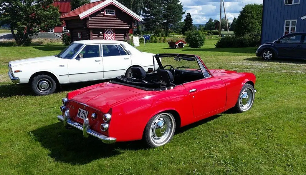 <span class="font-weight-bold" data-lab-font_weight_desktop="font-weight-bold">TOSPANN: </span>Hans Petter Skulstad har kjøpt tilbake flere Datsun som faren solgte som Datsun-forhandler på 1970-tallet. Bilene på bildet er en Datsun 200L og Fairlady. <span class="font-weight-bold" data-lab-font_weight_desktop="font-weight-bold">TOSPANN: </span>Hans Petter Skulstad har kjøpt tilbake flere Datsun som faren solgte som Datsun-forhandler på 1970-tallet. Bilene på bildet er en Datsun 200L og Fairlady.