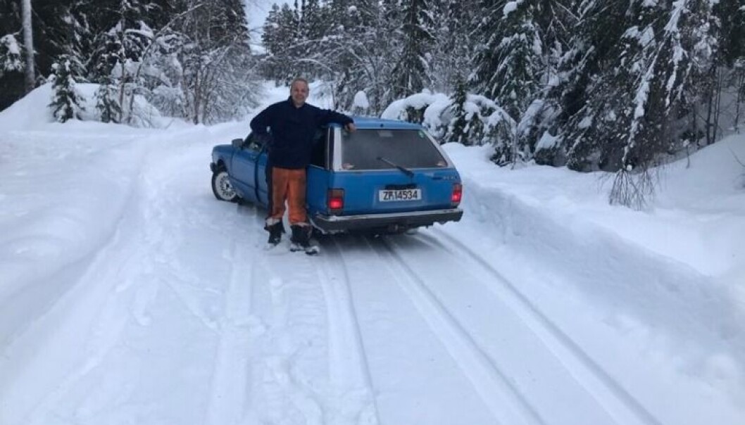 <span class="font-weight-bold" data-lab-font_weight_desktop="font-weight-bold">KVELDSKOS:</span> Arild Hagen Olsen mener Datsun Bluebird holder seg langt bedre enn nye biler, og beviset hans er at han fortsatt raser rundt i det han kaller «dieselpressa». <span class="font-weight-bold" data-lab-font_weight_desktop="font-weight-bold">KVELDSKOS:</span> Arild Hagen Olsen mener Datsun Bluebird holder seg langt bedre enn nye biler, og beviset hans er at han fortsatt raser rundt i det han kaller «dieselpressa».