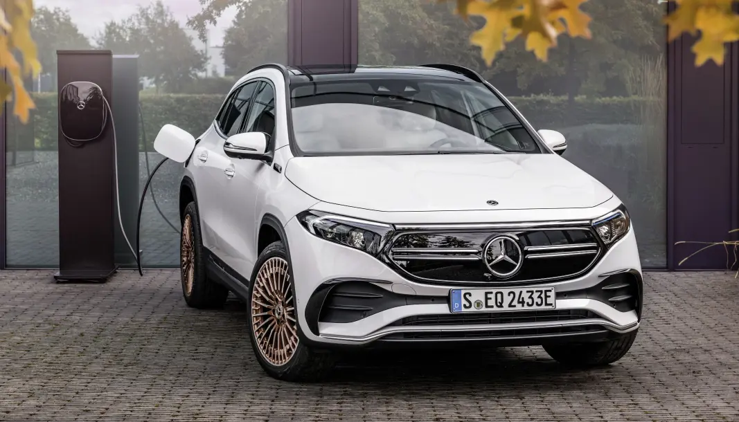 SPENNING I KOMPAKTKLASSEN: EQA er EQ-versjonen av kompakt-SUV-en GLA. Nå kan den bestilles her i landet. SPENNING I KOMPAKTKLASSEN: EQA er EQ-versjonen av kompakt-SUV-en GLA. Nå kan den bestilles her i landet.