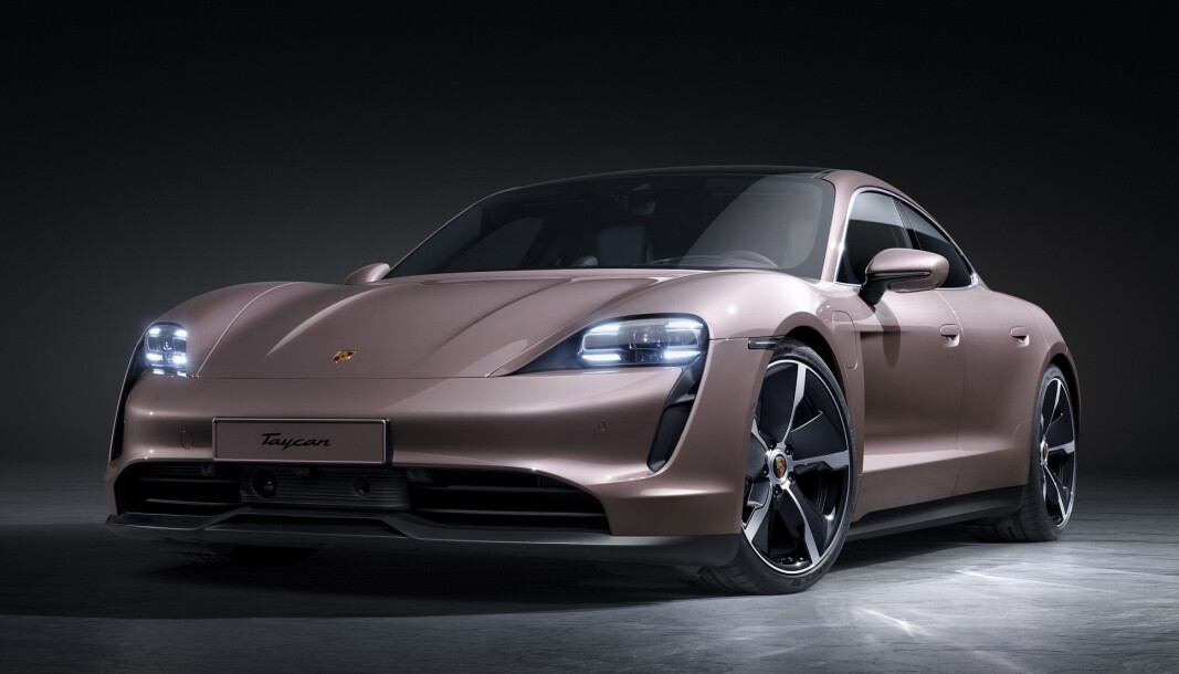 HYGGELIGERE PRISET: Porsche «bare» Taycan har kun bakhjulsdrift, men vi tipper den blir underholdende å kjøre. HYGGELIGERE PRISET: Porsche «bare» Taycan har kun bakhjulsdrift, men vi tipper den blir underholdende å kjøre.