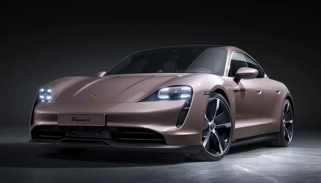 HYGGELIGERE PRISET: Porsche «bare» Taycan har kun bakhjulsdrift, men vi tipper den blir underholdende å kjøre. HYGGELIGERE PRISET: Porsche «bare» Taycan har kun bakhjulsdrift, men vi tipper den blir underholdende å kjøre.
