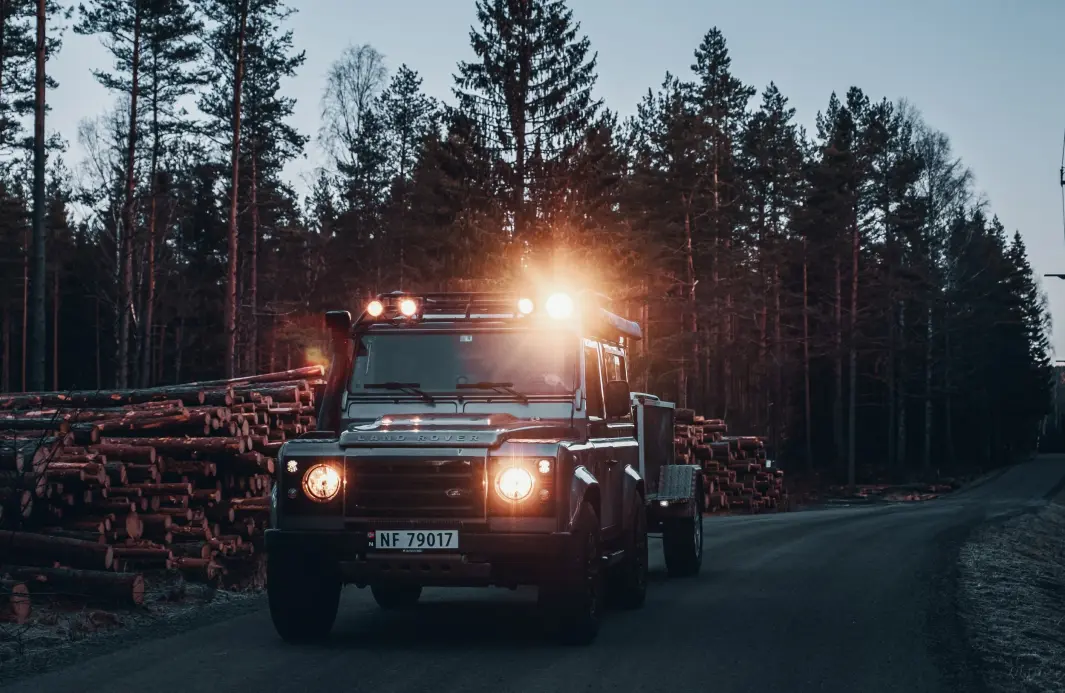 <span class="font-weight-bold" data-lab-font_weight_desktop="font-weight-bold">STØ KURS: </span>Guy Haddelands spesielle Land Rover Defender har tilnavnet Puma 2,4 Tdci og er født i 2008. <span class="font-weight-bold" data-lab-font_weight_desktop="font-weight-bold">STØ KURS: </span>Guy Haddelands spesielle Land Rover Defender har tilnavnet Puma 2,4 Tdci og er født i 2008.