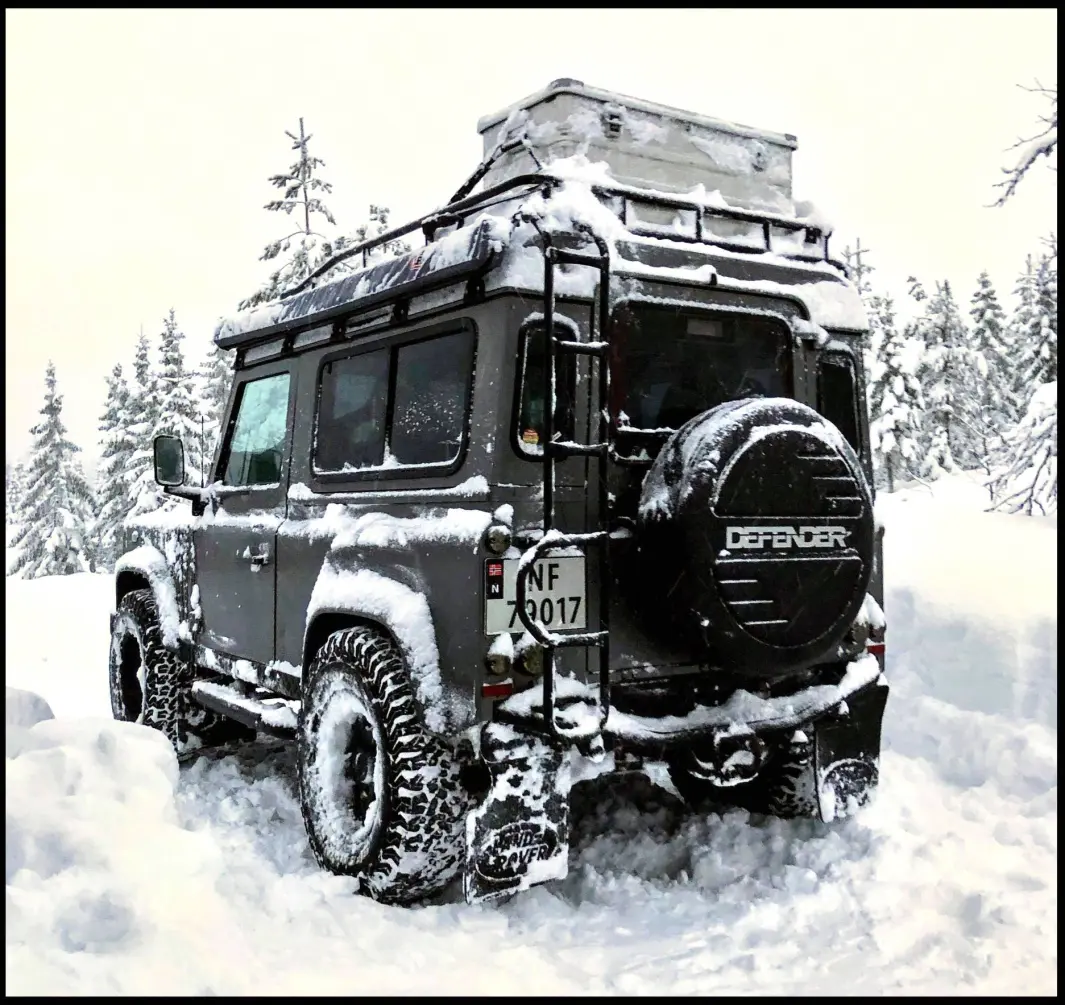 <span class="font-weight-bold" data-lab-font_weight_desktop="font-weight-bold">PLOGFØRE: </span>Guy Haddeland reiser nesten aldri av gårde i Land Rover uten røslig tilbehør, som kasser på taket, campingvogn eller sykkelstativ. <span class="font-weight-bold" data-lab-font_weight_desktop="font-weight-bold">PLOGFØRE: </span>Guy Haddeland reiser nesten aldri av gårde i Land Rover uten røslig tilbehør, som kasser på taket, campingvogn eller sykkelstativ.