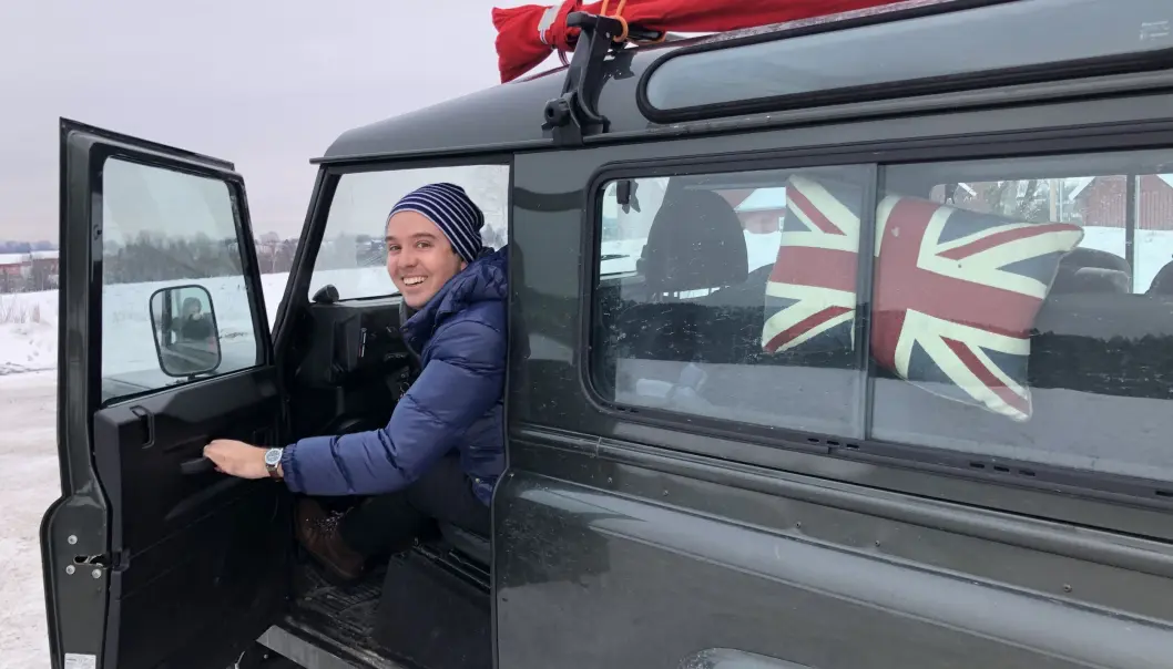 <span class="font-weight-bold" data-lab-font_weight_desktop="font-weight-bold">FLAGGDAG: </span>Den som er i tvil om Land Rover defender er erkebritisk får hint ved hjelp av putetrekket til Peter Ulrik Jebsen. <span class="font-weight-bold" data-lab-font_weight_desktop="font-weight-bold">FLAGGDAG: </span>Den som er i tvil om Land Rover defender er erkebritisk får hint ved hjelp av putetrekket til Peter Ulrik Jebsen.