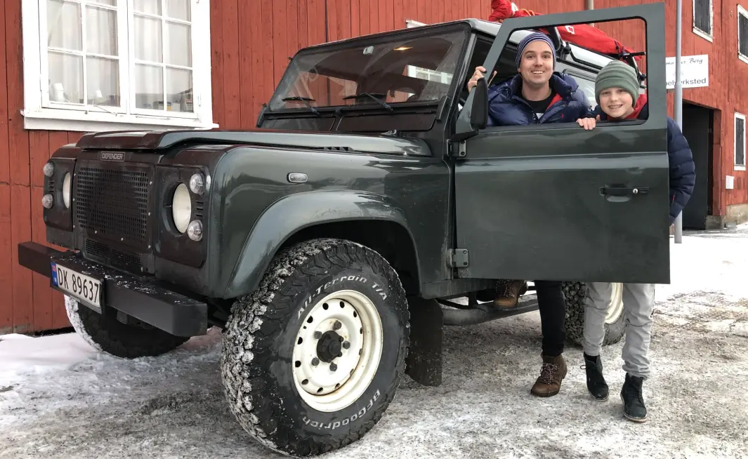 <span class="font-weight-bold" data-lab-font_weight_desktop="font-weight-bold">DØRÅPNER: </span>Far og sønn Jebsen tenker at Land Rover i bunn og grunn handler om å lære å ta vare på ting – og mennesker – man er glad i. <span class="font-weight-bold" data-lab-font_weight_desktop="font-weight-bold">DØRÅPNER: </span>Far og sønn Jebsen tenker at Land Rover i bunn og grunn handler om å lære å ta vare på ting – og mennesker – man er glad i.