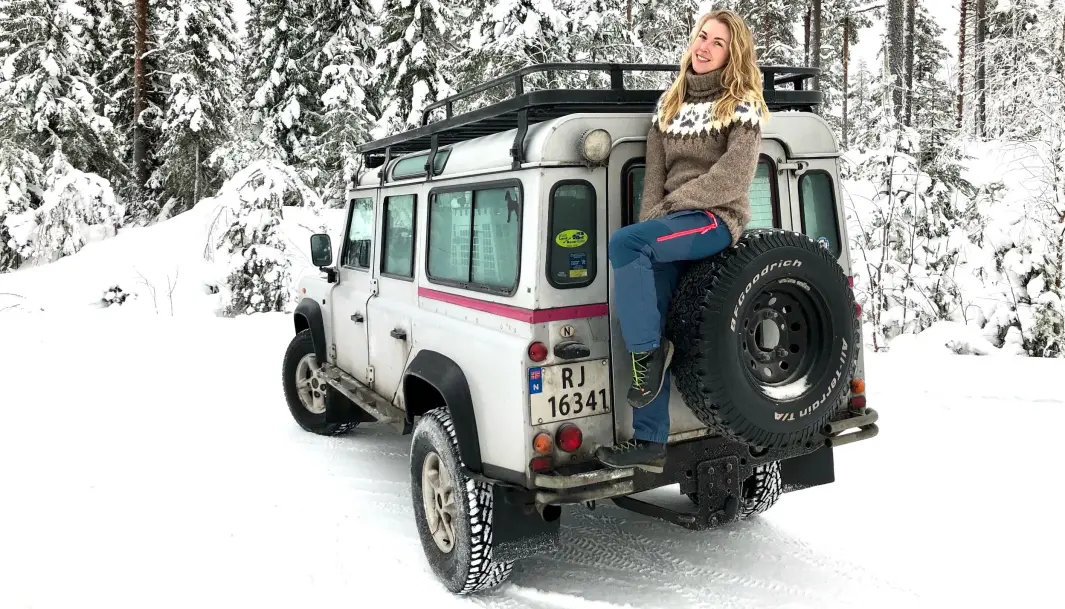 <span class="font-weight-bold" data-lab-font_weight_desktop="font-weight-bold">VINTERDRØM:</span> Land Rover har flust med sitteplasser, også når Stine Karlsen prøvesitter eksteriøret. Ekstrautstyr som gigantisk takgrind gjør susen når man er en vennegjeng på tur. <span class="font-weight-bold" data-lab-font_weight_desktop="font-weight-bold">VINTERDRØM:</span> Land Rover har flust med sitteplasser, også når Stine Karlsen prøvesitter eksteriøret. Ekstrautstyr som gigantisk takgrind gjør susen når man er en vennegjeng på tur.