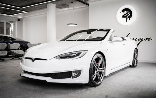 Tesla Model S åpner seg
