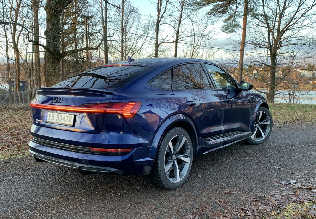 <span class=" font-weight-bold" data-lab-font_weight_desktop="font-weight-bold">SUV?</span> Nei, med «Sportback» har nok Audi valgt en riktigere betegnelse på denne bilen. Selv om bakkeklaringen kan økes med opptil 7,6 cm og den har firehjulsdrift. <span class=" font-weight-bold" data-lab-font_weight_desktop="font-weight-bold">SUV?</span> Nei, med «Sportback» har nok Audi valgt en riktigere betegnelse på denne bilen. Selv om bakkeklaringen kan økes med opptil 7,6 cm og den har firehjulsdrift.