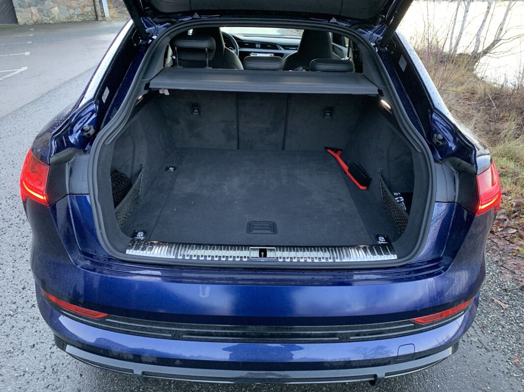 <span class=" font-weight-bold" data-lab-font_weight_desktop="font-weight-bold">ROMSLIG NOK:</span> Audi e-tron 60 S er en familiebil med masse krefter og, selv som Sportback, god plass innvendig selv om bagasjerommet er mindre enn i SUV-versjonen. <span class=" font-weight-bold" data-lab-font_weight_desktop="font-weight-bold">ROMSLIG NOK:</span> Audi e-tron 60 S er en familiebil med masse krefter og, selv som Sportback, god plass innvendig selv om bagasjerommet er mindre enn i SUV-versjonen.