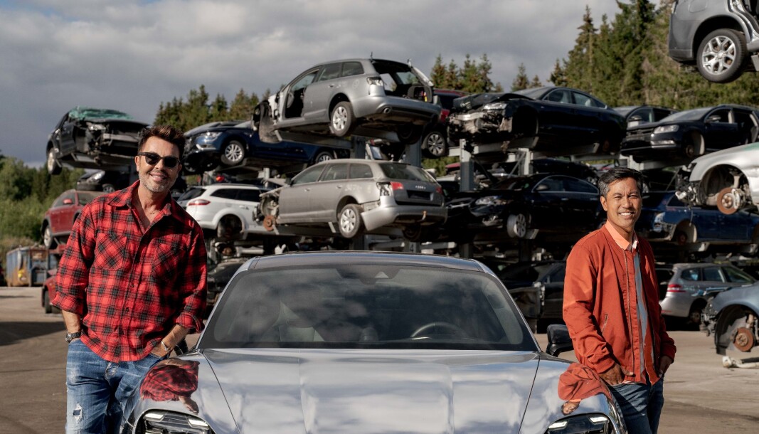 <span class=" font-weight-bold" data-lab-font_weight_desktop="font-weight-bold">SLØSESJOKKERT: </span>Christian Strand fikk med seg Jan Thomas i hans nye Porsche Taycan da temaet i «Sløsesjokket» var det store antallet elbiler som blir kondemnert i stedet for å bli reparert. <span class=" font-weight-bold" data-lab-font_weight_desktop="font-weight-bold">SLØSESJOKKERT: </span>Christian Strand fikk med seg Jan Thomas i hans nye Porsche Taycan da temaet i «Sløsesjokket» var det store antallet elbiler som blir kondemnert i stedet for å bli reparert.