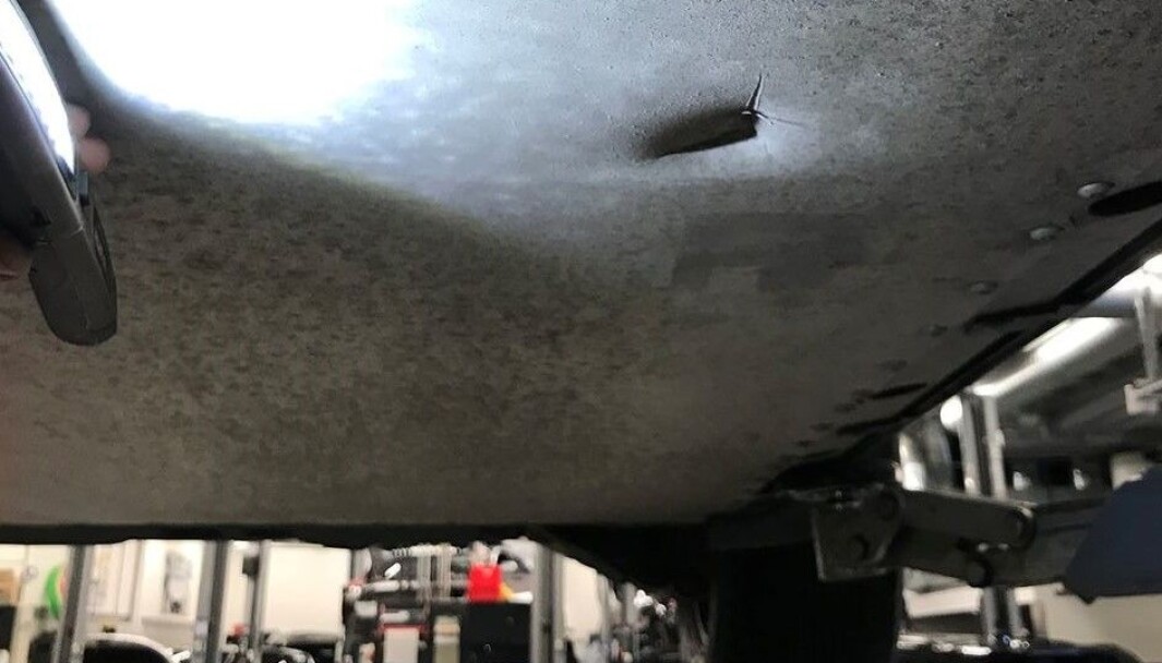 LITE HULL: Dette er det lille hullet, nærmest hakket, i bilens bunnplate. LITE HULL: Dette er det lille hullet, nærmest hakket, i bilens bunnplate.