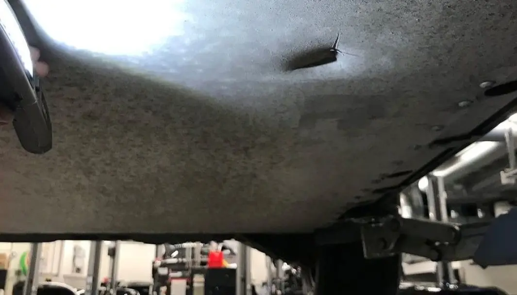 LITE HULL: Dette er det lille hullet, nærmest hakket, i bilens bunnplate. LITE HULL: Dette er det lille hullet, nærmest hakket, i bilens bunnplate.