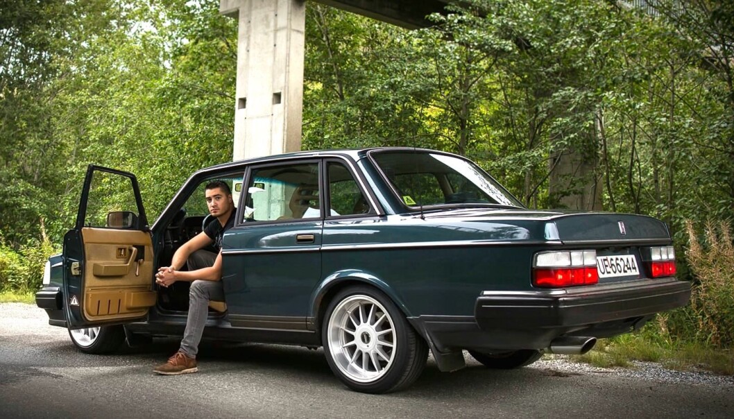 <span class="font-weight-bold" data-lab-font_weight_desktop="font-weight-bold">INVITASJON:</span> Alexander Ambrosio i Møre og Romsdal satser mye tid og kjærlighet på å holde sin sjøgrønne Volvo 240 på veien. <span class="font-weight-bold" data-lab-font_weight_desktop="font-weight-bold">INVITASJON:</span> Alexander Ambrosio i Møre og Romsdal satser mye tid og kjærlighet på å holde sin sjøgrønne Volvo 240 på veien.